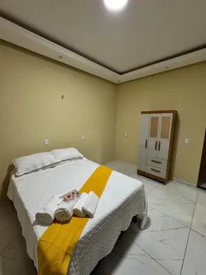 Uma cama ou camas num quarto em Lindo sobrado com piscina perto do mar