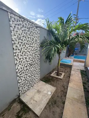 A piscina em ou perto de Lindo sobrado com piscina perto do mar