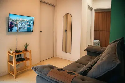 Uma televisão e/ou sistema de entretenimento em Apartment near Croco Beach Cool