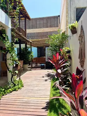Um jardim no exterior de Villa Puglia Jeri Suítes