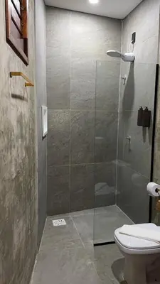 Uma casa de banho em Suítes House Refúgio Fortim