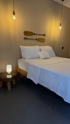 Uma cama ou camas num quarto em Suítes House Refúgio Fortim