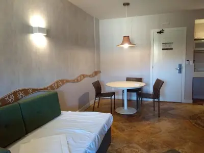 Uma cama ou camas num quarto em Suites Resort ao lado do Beach Park e Pé na areia Apt térreo adm por anfitrião