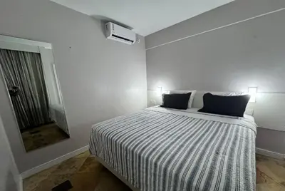 Uma cama ou camas num quarto em Suites Resort ao lado do Beach Park e Pé na areia Apt térreo adm por anfitrião