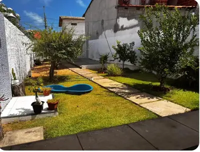 Um jardim no exterior de Conforto em Praia Paradisíaca