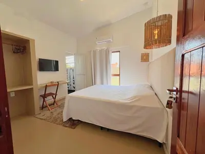 Uma televisão e/ou sistema de entretenimento em Casa levante
