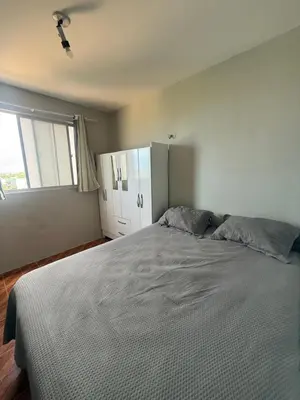 Uma cama ou camas num quarto em Apartamento completo com vaga de garagem a 200 metros da praia