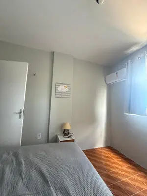 Uma cama ou camas num quarto em Apartamento completo com vaga de garagem a 200 metros da praia