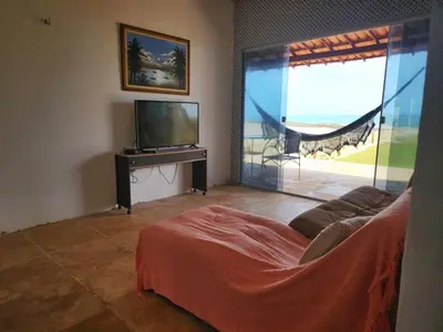 Uma televisão e/ou sistema de entretenimento em Casa Pe na Areia com Piscina e Ar em Morro Branco