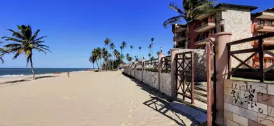 Uma praia em ou perto do apartamento