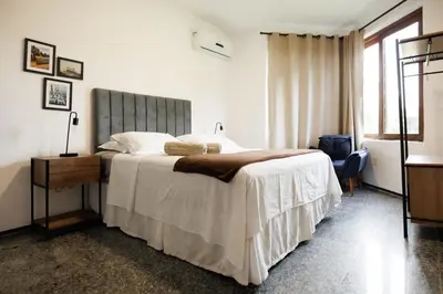 Uma cama ou camas num quarto em 5 Quartos piscina amplo espaço externo, Casa maria
