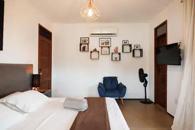 Uma cama ou camas num quarto em 5 Quartos piscina amplo espaço externo, Casa maria