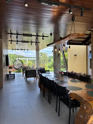 Uma área de estar em Guaramiranga casa aluguel