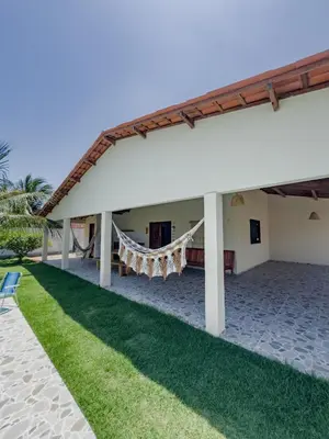 Um jardim no exterior de Casa da Jô, Fortim Barra
