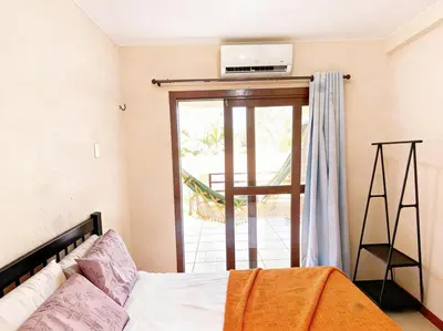 Uma cama ou camas num quarto em Taiba bach -Seu Ap na Praia