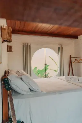 Uma cama ou camas num quarto em Chalé Aruanã , Banho sob as Estrelas a 100m do Mar