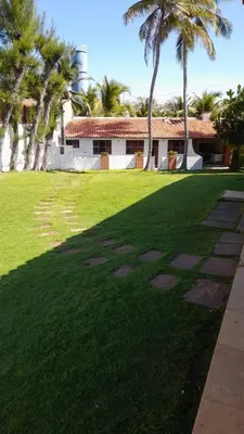Um jardim no exterior de Casa Branca Porto Das Dunas