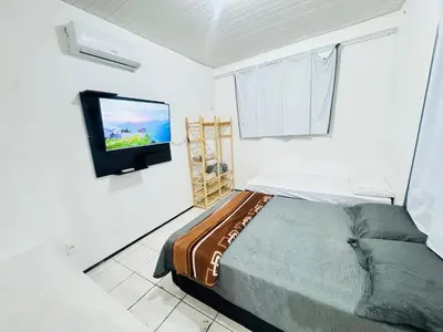 Uma televisão e/ou sistema de entretenimento em ap 2 quartos com ar e garagem bairro derby