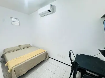 Uma cama ou camas num quarto em ap 2 quartos com ar e garagem bairro derby