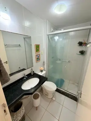 Uma casa de banho em Beautiful furnished condo in front of Beach Park