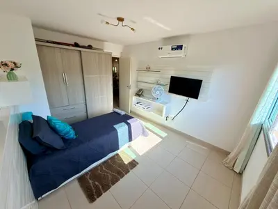 Uma televisão e/ou sistema de entretenimento em Beautiful furnished condo in front of Beach Park
