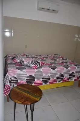 Uma cama ou camas num quarto em Quarto com ar condicionado