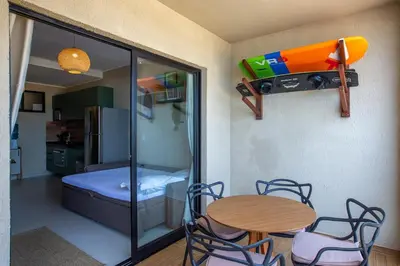 Uma cama ou camas num quarto em Stylish apartment with ocean view, right on the beach