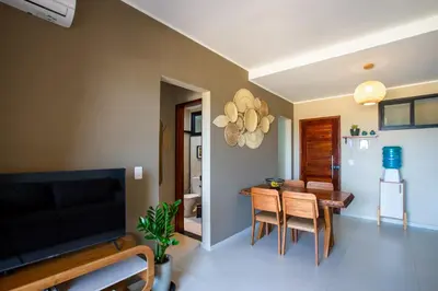 Uma televisão e/ou sistema de entretenimento em Stylish apartment with ocean view, right on the beach