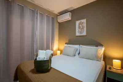 Uma cama ou camas num quarto em Stylish apartment with ocean view, right on the beach