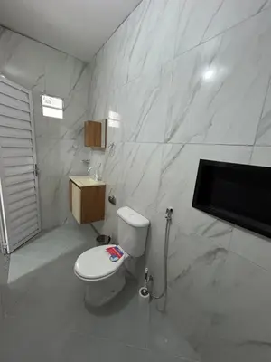 Uma casa de banho em Banabuiú Flats