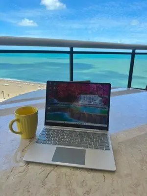 Uma vista do mar geral ou uma vista do mar a partir do apartamento