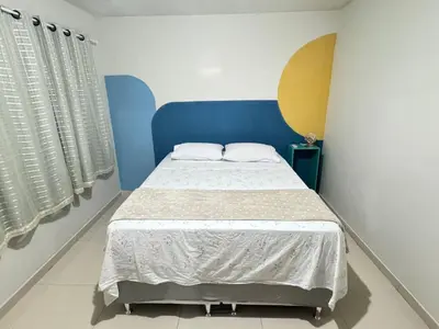Uma cama ou camas num quarto em Casa no 1º piso com 2 Suítes a 200mts da praia