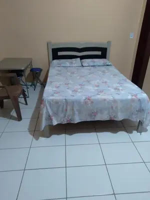 Uma cama ou camas num quarto em Kitinete