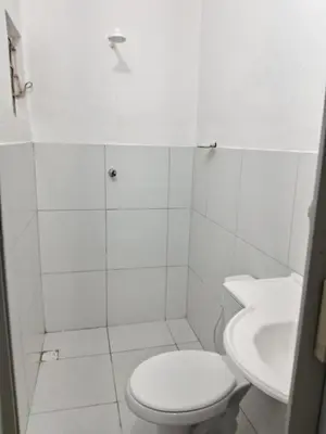 Uma casa de banho em kit net Baturité 2