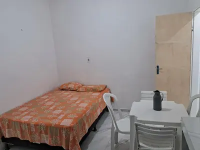 Uma cama ou camas num quarto em kit net Baturité 2