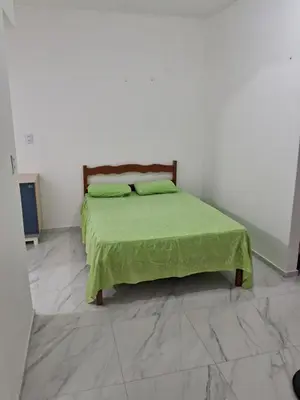 Uma cama ou camas num quarto em kit net Baturité 2
