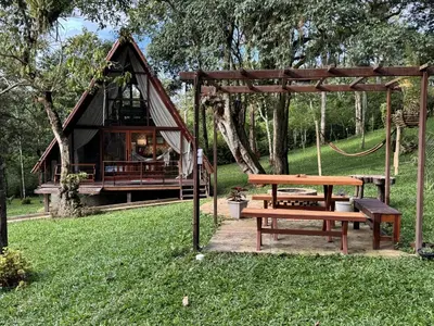Um jardim no exterior de Chalé Suíça Cearense, Experiência Aconchegante