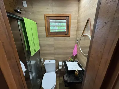 Uma casa de banho em Chalé Suíça Cearense, Experiência Aconchegante