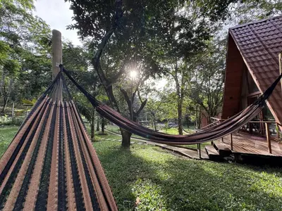 Um jardim no exterior de Chalé Suíça Cearense, Experiência Aconchegante