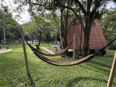 Um jardim no exterior de Chalé Suíça Cearense, Experiência Aconchegante