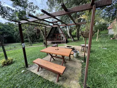Um jardim no exterior de Chalé Suíça Cearense, Experiência Aconchegante