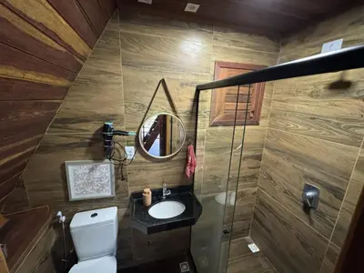 Uma casa de banho em Chalé Suíça Cearense, Experiência Aconchegante
