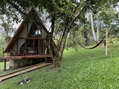 Um jardim no exterior de Chalé Suíça Cearense, Experiência Aconchegante