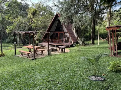 Um jardim no exterior de Chalé Suíça Cearense, Experiência Aconchegante