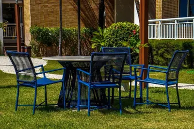 Um jardim no exterior de Terramaris vista mar