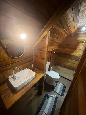 Uma casa de banho em chaleshalomserra