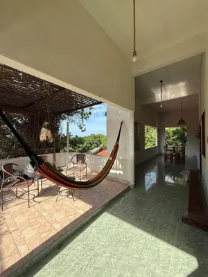 Um jardim no exterior de Quadro na Janela