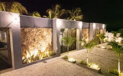 Um jardim no exterior de Vista Mar 1
