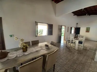 Uma área de estar em Casa Ampla