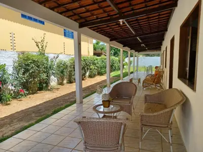 Um jardim no exterior de Casa Ampla